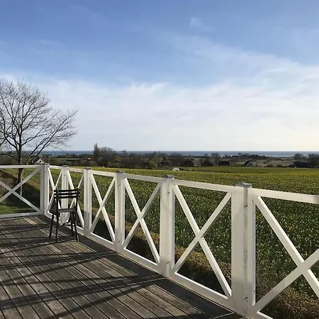 Eventyrligt Og Rummeligt Hus Med Havudsigt Villa Borre