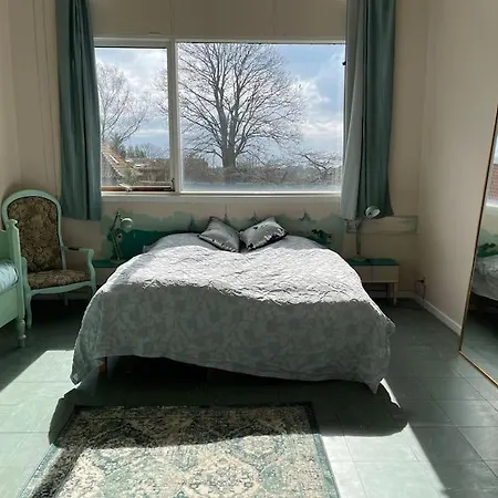 Eventyrligt Og Rummeligt Hus Med Havudsigt