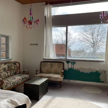 Eventyrligt Og Rummeligt Hus Med Havudsigt Villa Borre