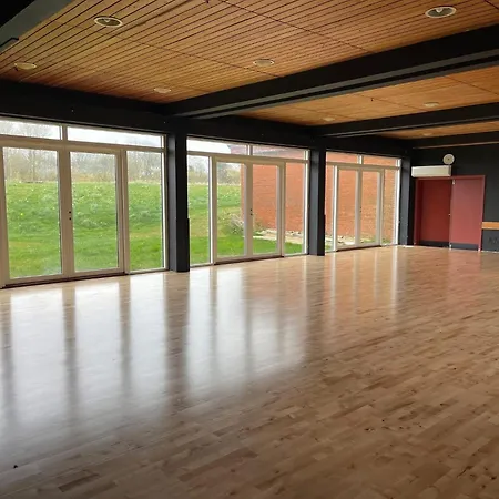 Eventyrligt Og Rummeligt Hus Med Havudsigt Borre